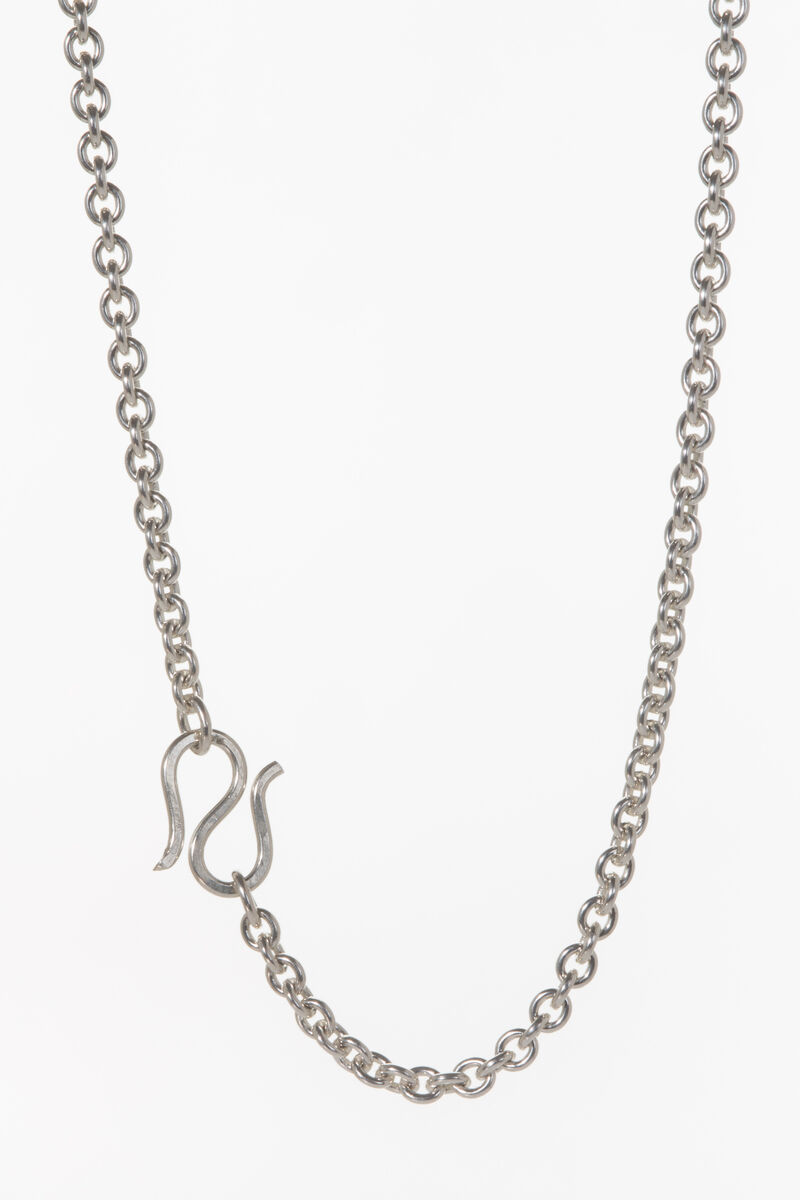 Feine Ankerkette aus Silber mit schlichtem, elegantem Design auf weißem Hintergrund. Die Kette hat gleichmäßige Glieder und passt zu verschiedenen Anlässen.