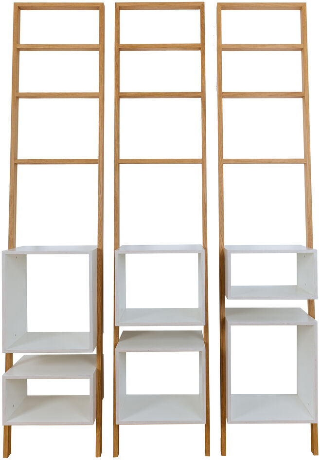 Leiterregal 'brecht' mit drei Einheiten, bestehend aus weißen Regalflächen und einer stabilen Holzkonstruktion. Moderne und minimalistische Design-Elemente mit naturfarbenem Holz und weißen Akzenten.