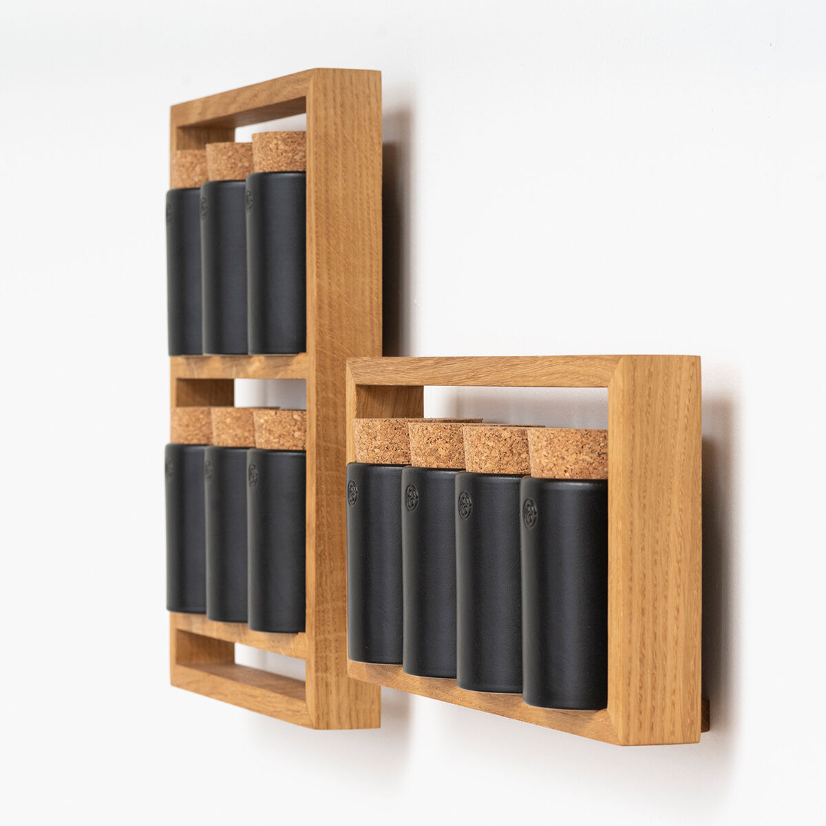 Holz-Gewürzregal 'bocuse' mit mehreren schwarzen Behältern, die an einer Wand montiert sind.