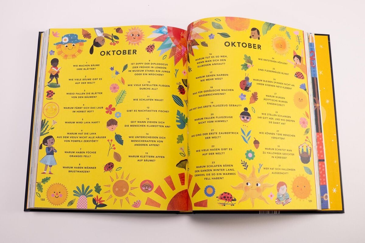 Geöffnetes Buch mit bunten Illustrationen und Text zum Monat Oktober. Die Seiten sind überwiegend in Gelb gehalten und zeigen verschiedene Zeichnungen von Kindern, Sonne, Pflanzen und Tieren.