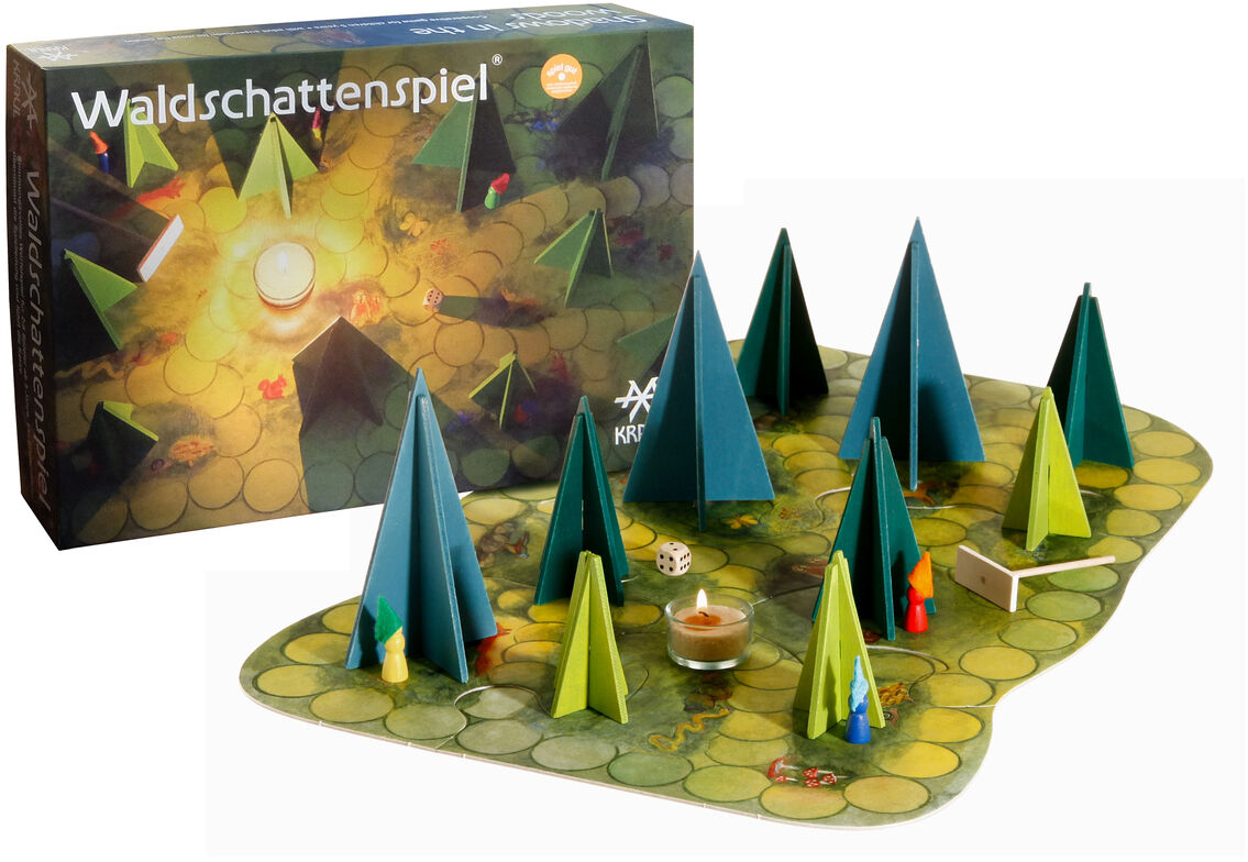 Das Bild zeigt das Spiel 'Waldschattenspiel', ein Brettspiel, bei dem Spielsteine um Tannenbaum-ähnliche Figuren auf einem Spielbrett bewegt werden. Es wird mit einem kleinen Teelicht, einem Würfel und Spielfiguren gespielt.