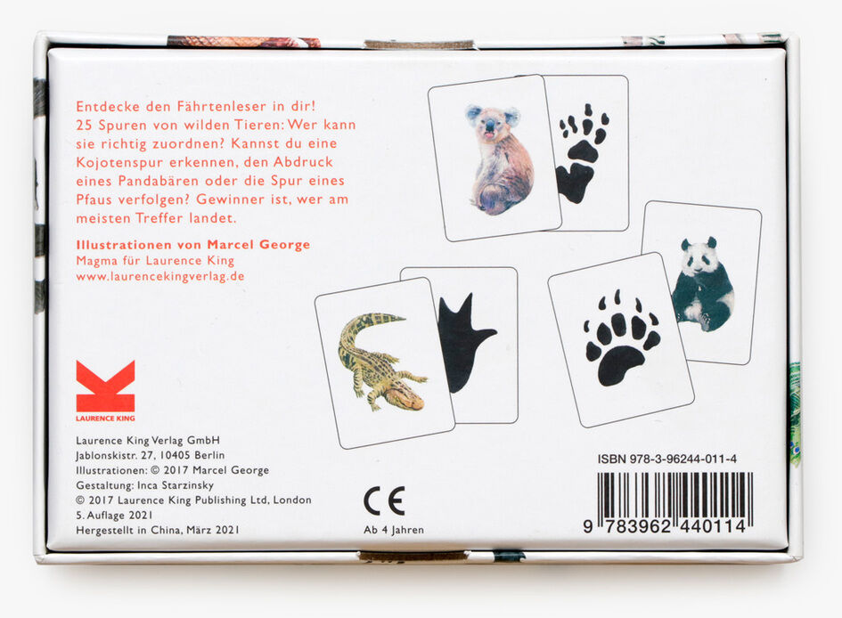 Rückseite einer Verpackung des Memo-Spiels »Wilden Tieren auf der Spur - 25 Tiere und ihre Pfotenabdrücke« von Laurence King. Die Verpackung zeigt mehrere Karten mit Bildern von Tieren und deren Pfotenabdrücken. Darunter sind zum Beispiel ein Koala, ein Panda und ein Krokodil. Oben links ist ein Text über das Spiel, rechts ein Barcode und unten Verlagsinformationen.