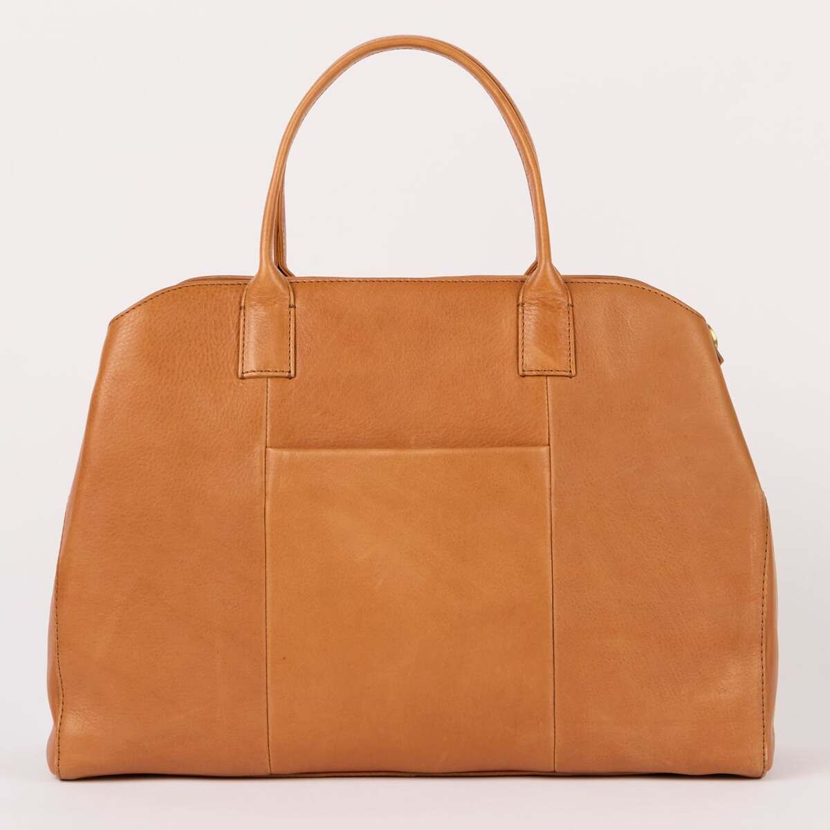 Schlichte Schultertasche aus lederähnlichem Material in Karamellbraun mit zwei Henkeln, großem Hauptfach und aufgesetzter Außentasche, freigestellt vor hellem Hintergrund.