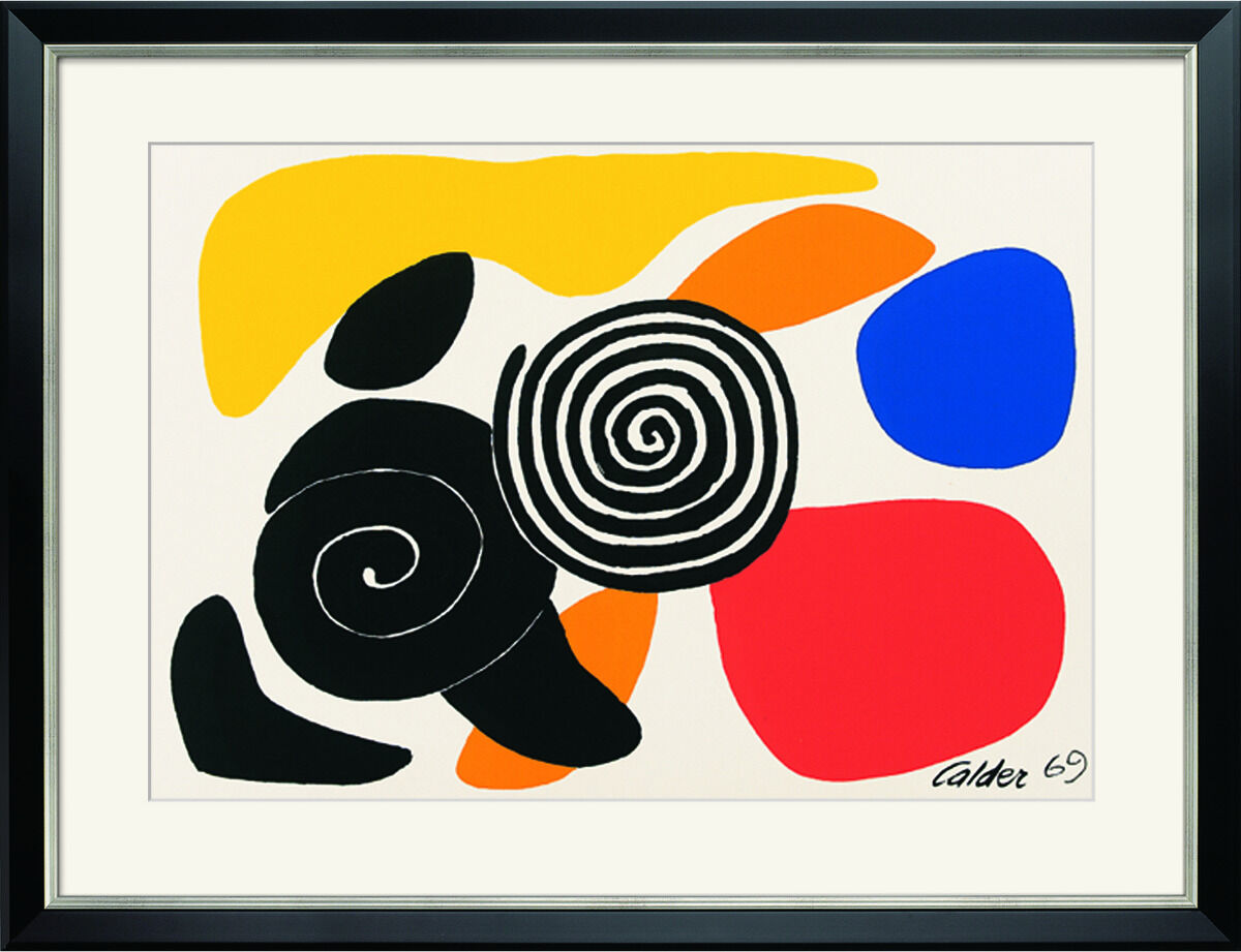 Ein abstraktes Kunstwerk von Alexander Calder aus dem Jahr 1969 mit dem Titel 'Spirals and Petals', zeigt eine Komposition aus farbigen Formen in Gelb, Rot, Blau, Orange und Schwarz sowie weißen Spiralen auf einem weißen Hintergrund, gerahmt in Schwarz.