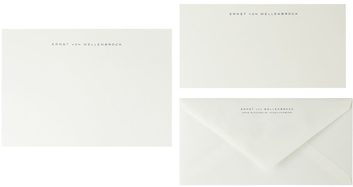 Briefpapier im Miniformat in Dunkelblau bestehend aus einem Briefbogen und zwei Umschlägen. Der Briefbogen und die Umschläge sind hochwertig und elegant gestaltet, ideal für formelle Korrespondenz.