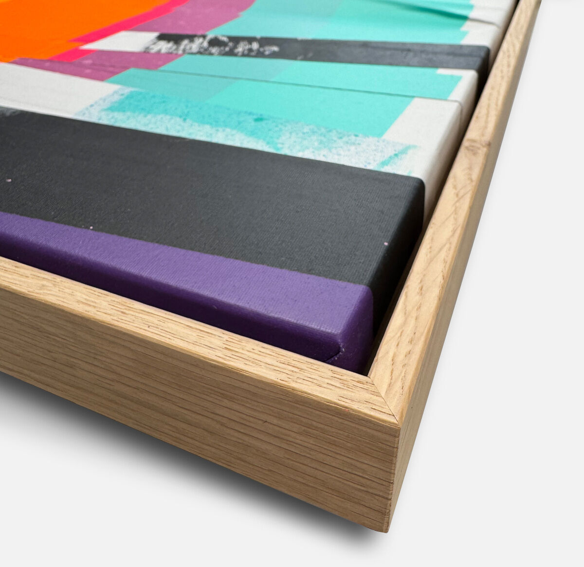 Detailaufnahme des gerahmten Unikats »Gratitude - No.3« von Daniel Lisson, 2025: farbintensive Collage mit leuchtendem Orange, Türkis, Schwarz, Violett und Weiß auf feinem Baumwollgewebe, eingefasst in einem Schattenfugenrahmen aus geölter Eiche.