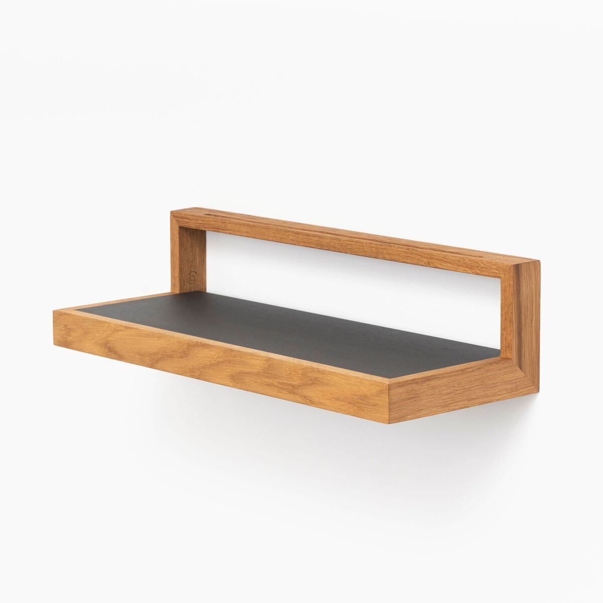 Ein modernes wandmontiertes Ablagebord Modell »buck« in Anthrazit mit Holzrahmen. Ideal für die Aufbewahrung und Dekoration in Wohnräumen.