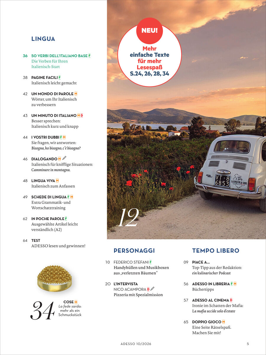 Eine Magazinseite des Adesso Magazins 10/2026 von Spotlight Verlag zeigt das Inhaltsverzeichnis mit Rubriken und Themen wie italienische Grammatik, Reisen, Kulinarik. Rechts ist ein Oldtimer-Auto auf einer Landstraße in einer ländlichen italienischen Landschaft abgebildet.