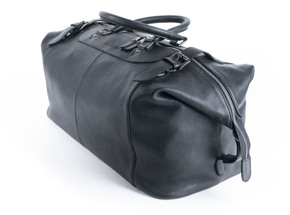 ZEIT-Sonderedition Reisetasche »Toro« aus schwarzem Rindleder, elegant und hochwertig verarbeitet mit robusten Griffen und Metallbeschlägen. Perfekt für Wochenendreisen und Businessreisen.