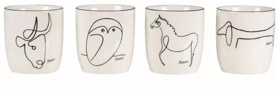 Vier weiße Tassen mit schwarzen Tierzeichnungen im Picasso-Stil. Jede Tasse zeigt ein anderes Tier: einen Stier, eine Eule, ein Pferd und einen Hund. Die Illustrationen sind minimalistisch und abstrakt gehalten.