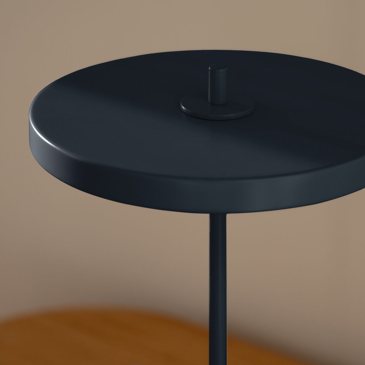Detailansicht der Tischleuchte ZEIT Sonderedition Asteria Move in Midnight Blue auf einem braunen Holztisch mit einem Magazin im Hintergrund. Die Lampe hat ein minimalistisches und modernes Design in Dunkelblau.