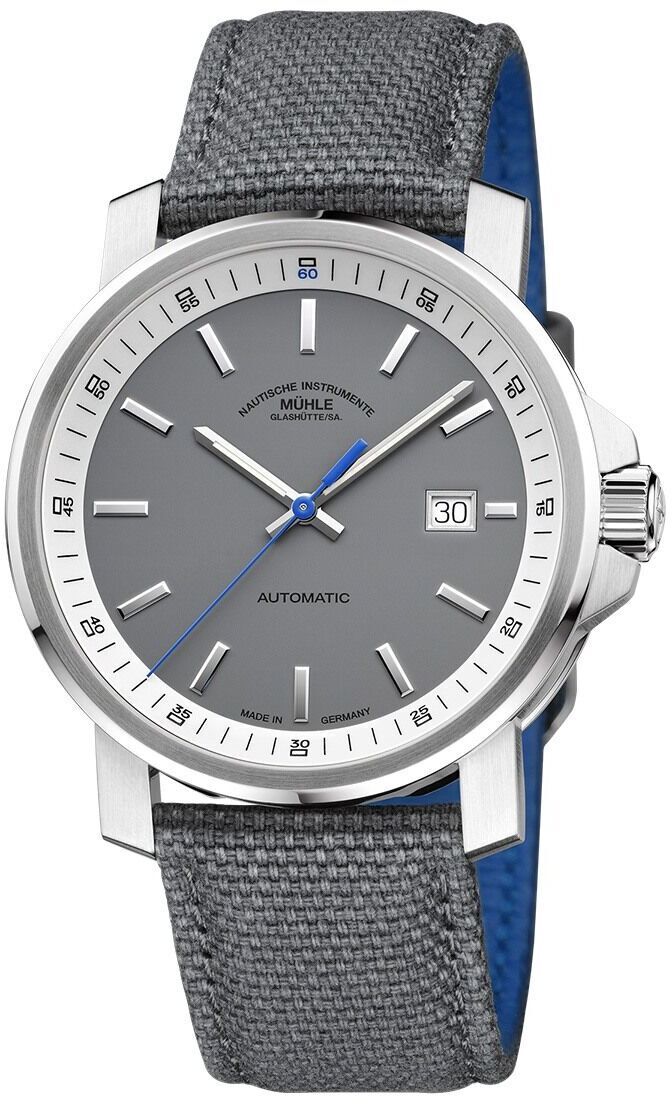 ZEIT-Sonderedition »29er Big« (2019) von Mühle-Glashütte: stilvolle Armbanduhr mit grauem Zifferblatt und Edelstahlgehäuse, ausgestattet mit einem grauen Stoffarmband und blauen Akzenten, Datumsanzeige und automatischem Uhrwerk.
