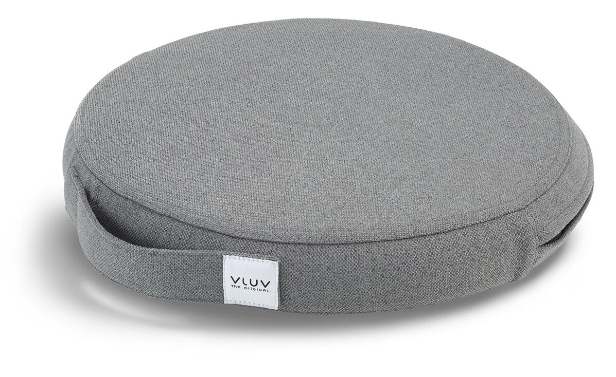 Graues, rundes Balancekissen von VLUV mit dem Namen Pil & Ped Stov. Das ergonomische Sitzkissen verfügt über einen praktischen Griff an der Seite.