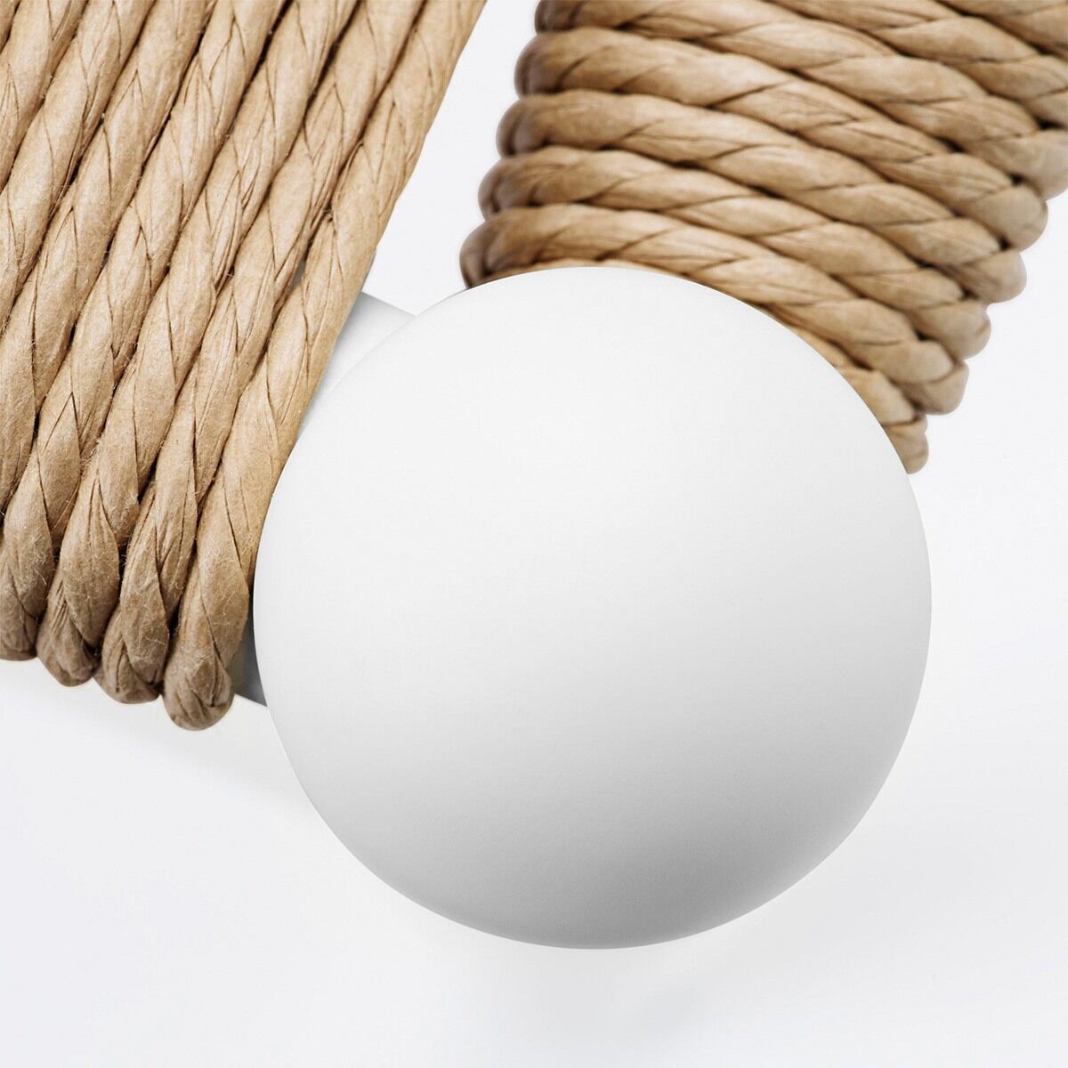 Detailansicht eines handgefertigten Stuhls, Modell CH24 Soft von Carl Hansen, mit naturfarbenem Seilgeflecht und einer glatten, weißen Kugel zur Stabilisierung.