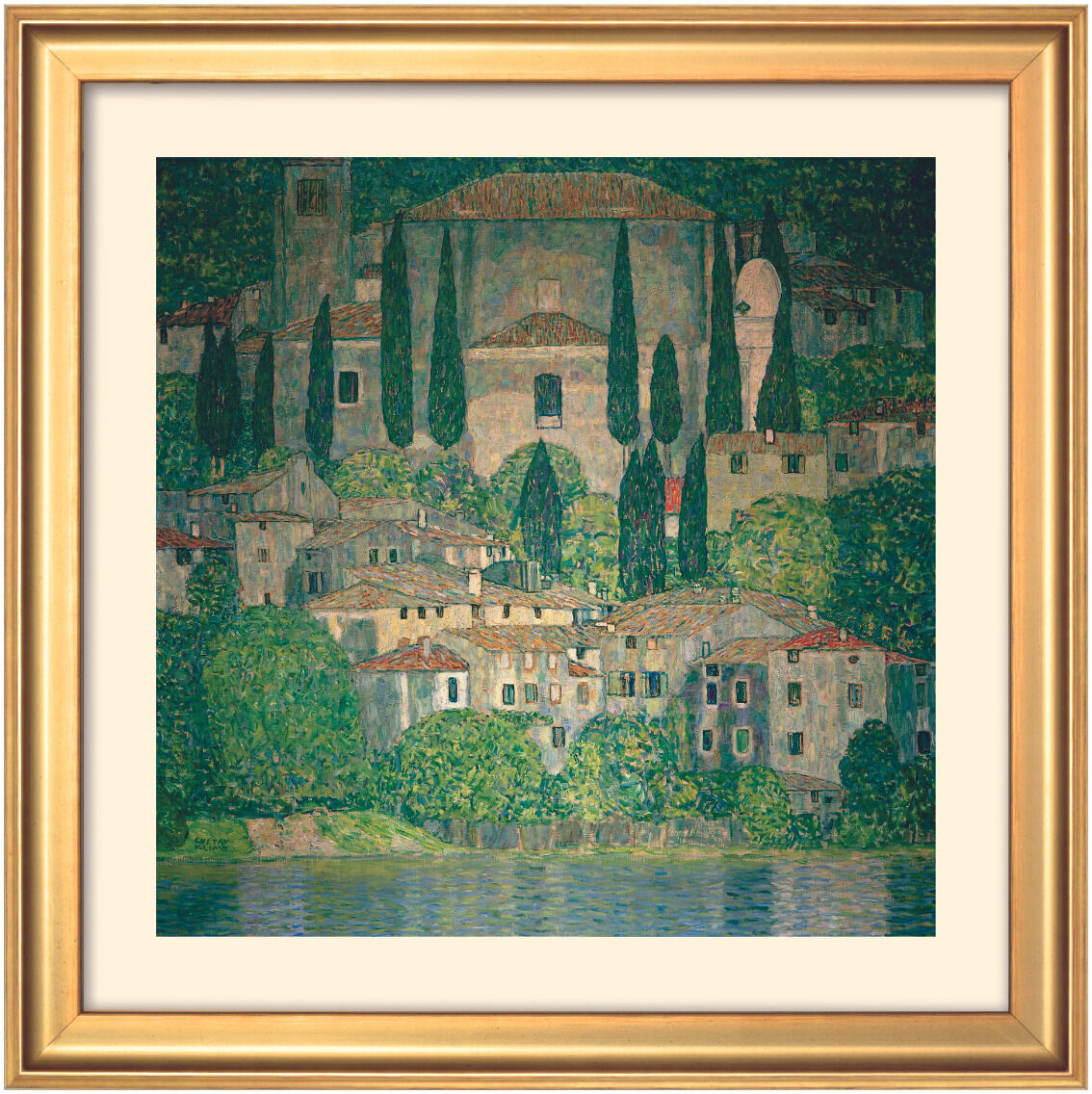 Ein Bild von Gustav Klimt zeigt eine malerische Landschaft mit vielen Bäumen, alten Häusern und einem ruhig gelegenen Seeufer. Der Rahmen ist goldfarben.