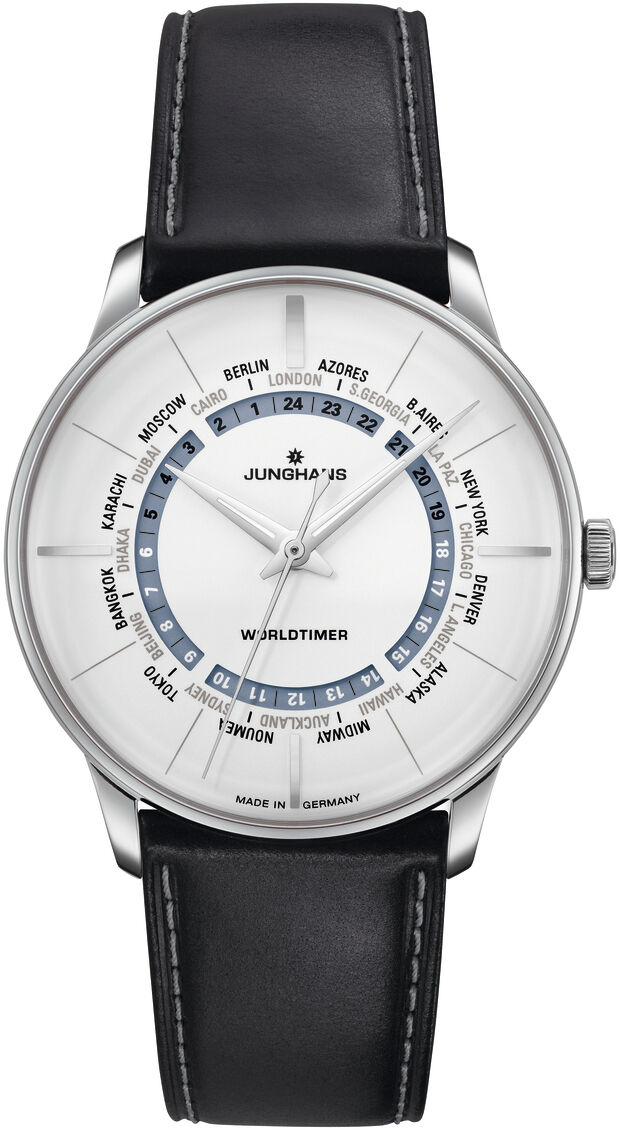 Eine elegante Herrenarmbanduhr aus der ZEIT-Kollektion, genannt 'Meister Worldtimer'. Die Uhr hat ein schwarzes Lederarmband und ein weißes Zifferblatt mit blauen und silbernen Akzenten. Sie verfügt über eine Weltzeitanzeige, die verschiedene Städte anzeigt. Der Markennamen Junghans ist auf dem Zifferblatt zu sehen.