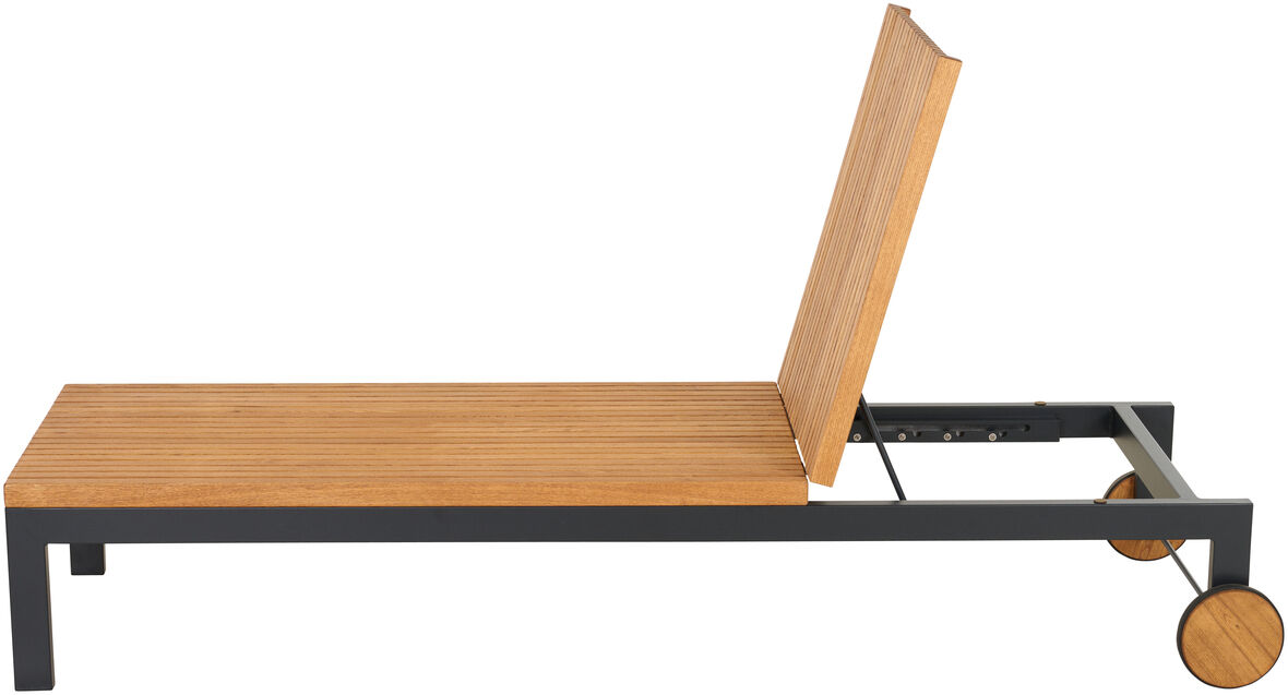 Abgebildet ist eine »Bozen« Rollliege aus Holz mit verstellbarem Rückenteil und schwarzen Metallrahmen mit Rollen.