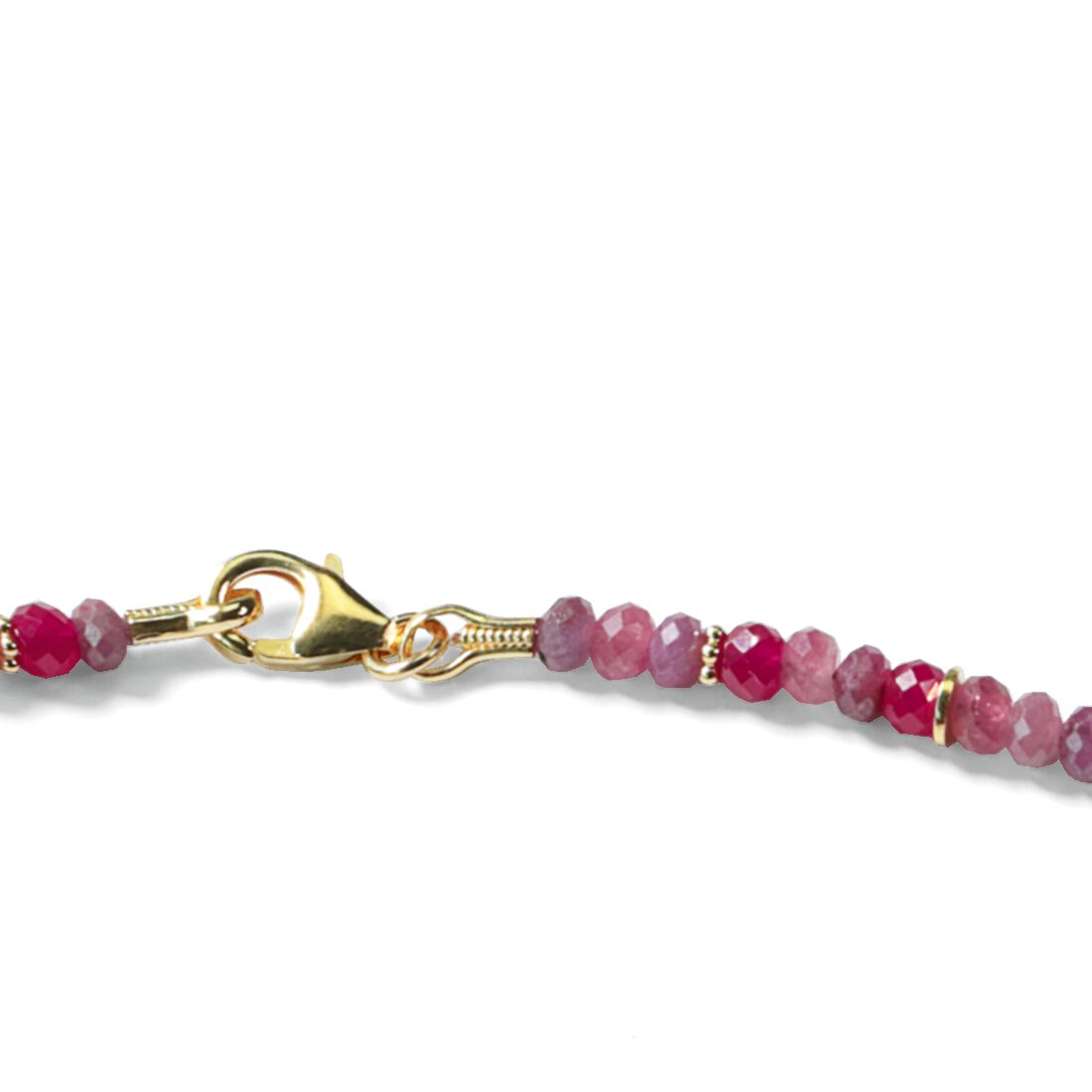 Detailansicht eines Schmuckarmbands mit facettierten Perlen aus Turmalin und Korund in Rosatönen. Einzelne vergoldete Elemente und ein glänzender Karabinerverschluss aus 925er Sterlingsilber sorgen für edlen Akzent. Das Design wirkt modern und elegant.