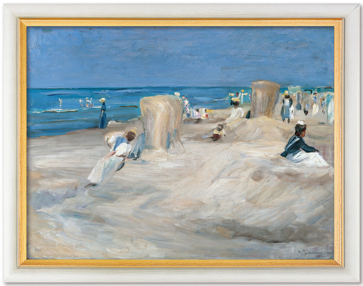 Ein impressionistisches Gemälde von Max Liebermann aus dem Jahr 1908 zeigt eine friedliche Strandszene in Noordwijk. Personen entspannen am Strand und einige spielen im Wasser. Strandkörbe verteilen sich auf dem Sand und im Hintergrund erstreckt sich das blaue Meer bis in den Horizont.