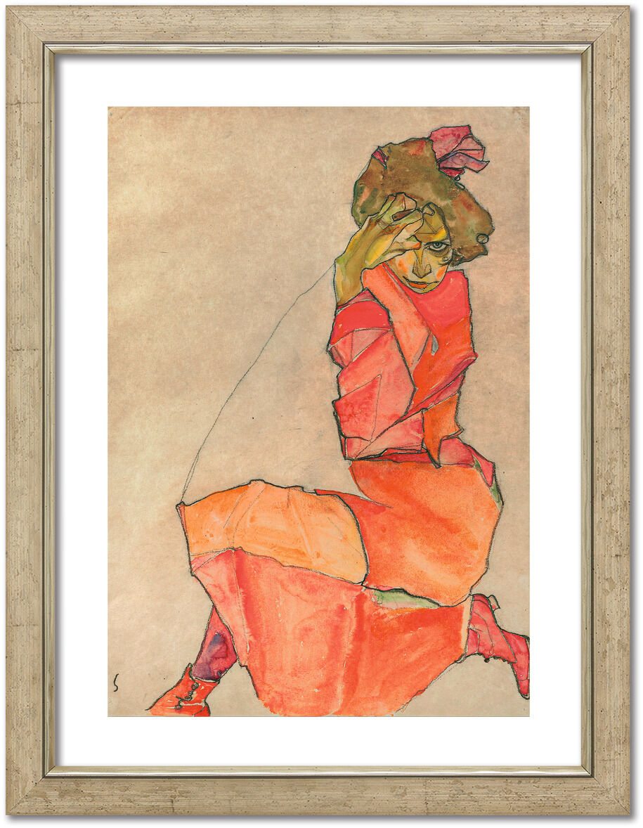 Gemälde von Egon Schiele aus dem Jahr 1910 mit dem Titel »Kniende in orange-rotem Kleid«. Das Bild zeigt eine Frau in kniender Haltung mit einem orange-roten Kleid vor einem beigen Hintergrund. Das Kunstwerk ist in einem hellen, rustikalen Rahmen präsentiert.