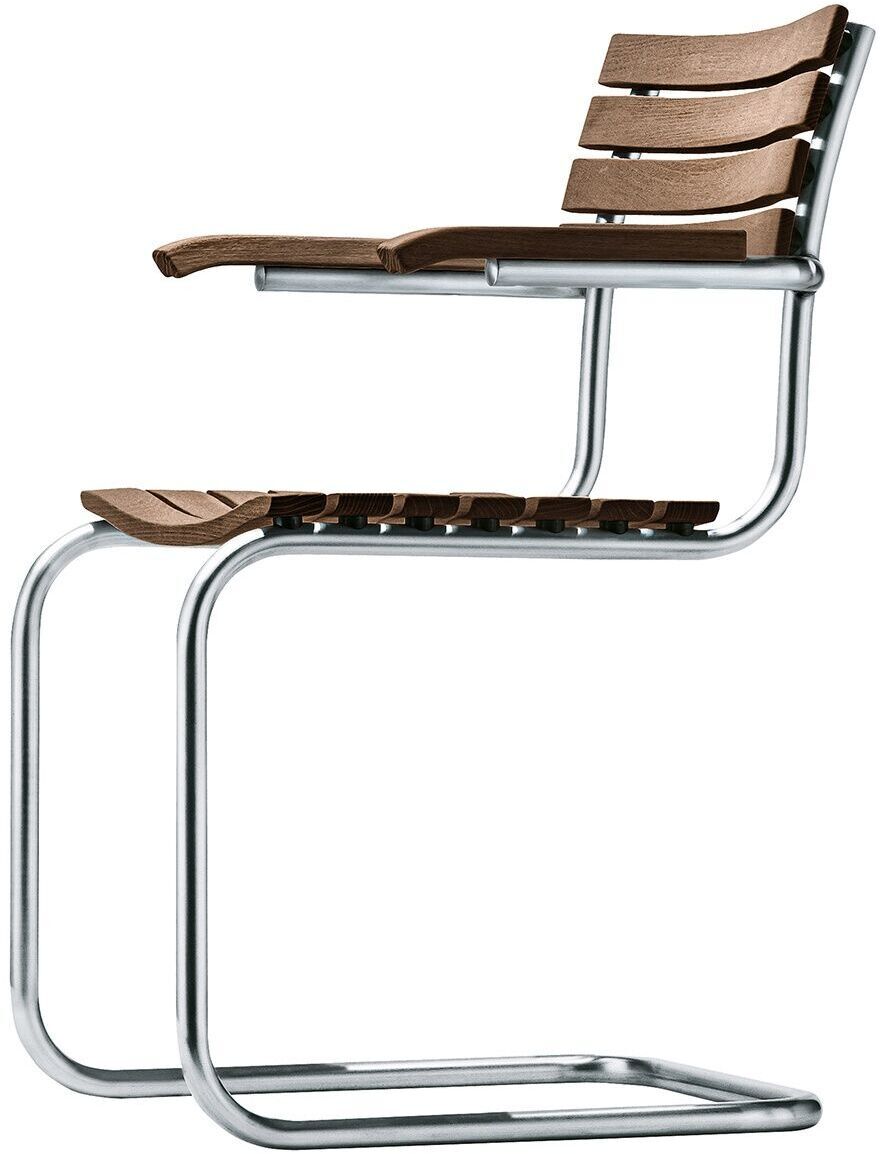 Ein moderner Gartenstuhl namens »S 40« von Thonet aus der Zeit-Sonderedition. Er hat eine gebogene Metallstruktur und eine Holzsitzfläche sowie Rückenlehne in brauner Farbe.