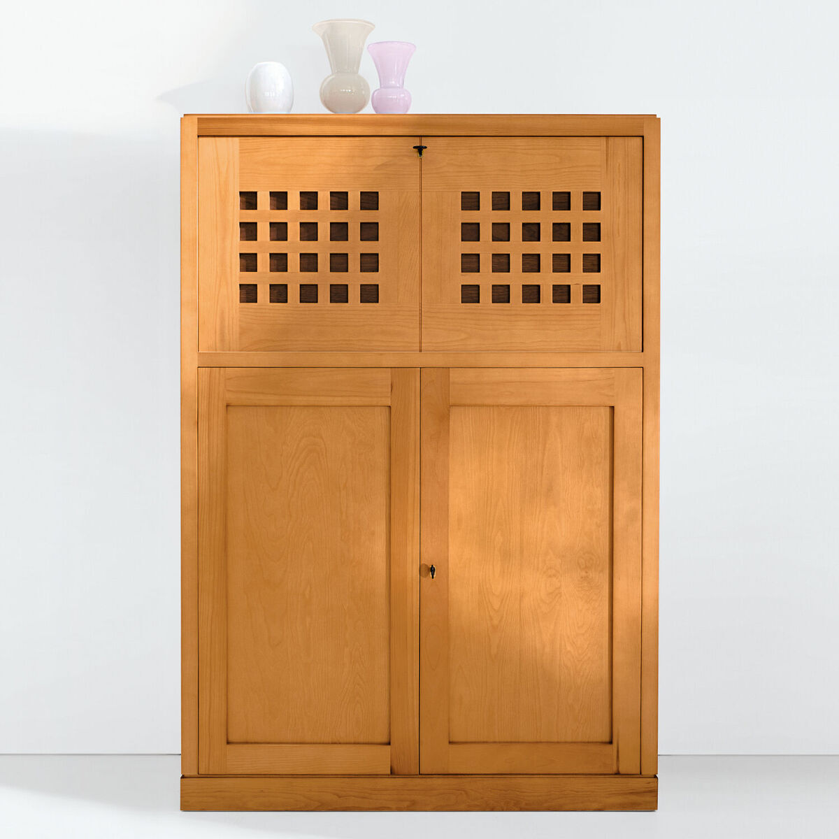 ZEIT-Sekretär von MARKTEX (Sonderedition), ein eleganter hölzerner Sekretär mit Stauraum, ausgestattet mit klassischen Mustern. Auf der oberen Fläche sind dekorative Vasen in Weiß und Rosa platziert. Der Sekretär steht vor einer weißen Wand.
