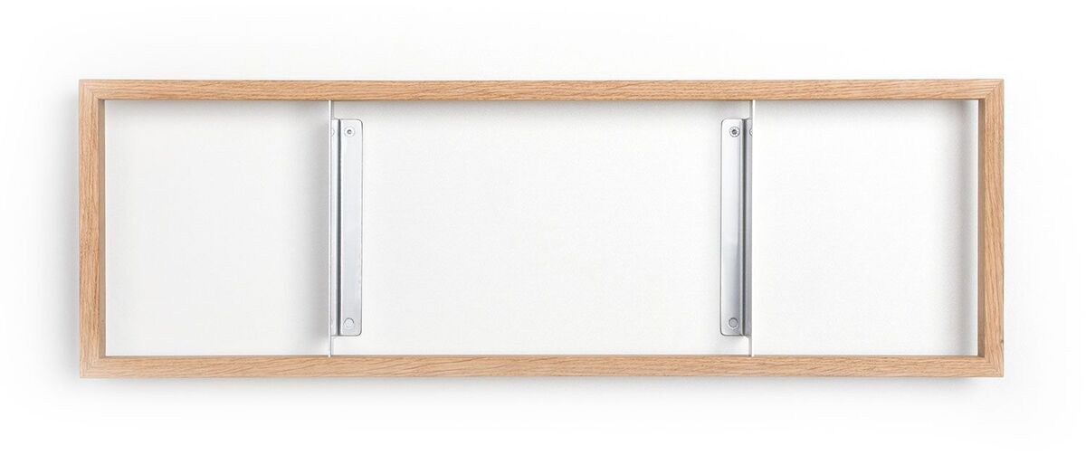 Ein modernes Wandregal aus hellem Holz mit weißem Hintergrund und metallischen Halterungen. Es hat ein minimalistisches, skandinavisches Design und ist perfekt für Wohn- und Schlafzimmer.