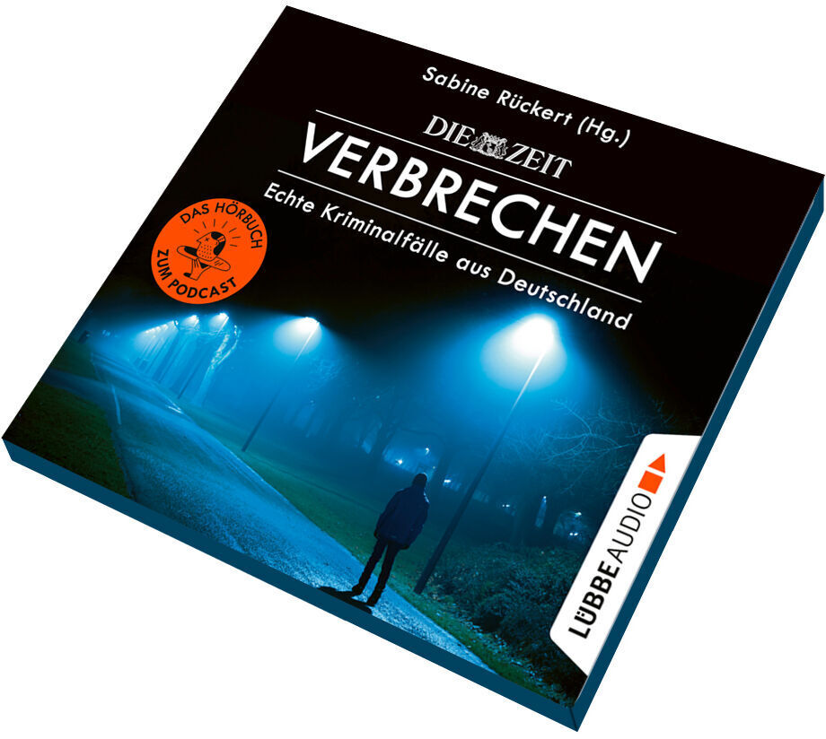 Das Bild zeigt das Hörbuch ZEIT Verbrechen. Es hat eine überwiegend schwarze und blaue Gestaltung, zeigt eine Person unter Straßenlaternen und trägt den Titel 'Echte Kriminalfälle aus Deutschland'. Das Logo von Lübbe Audio ist ebenfalls sichtbar.