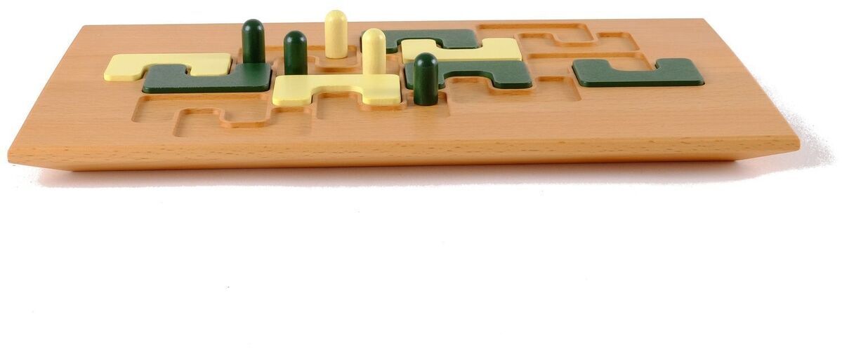 Brettspiel Spiel »C-Cross« aus Holz mit grünen und gelben Spielsteinen in verschiedenen Formen auf einem hölzernen Spielbrett.