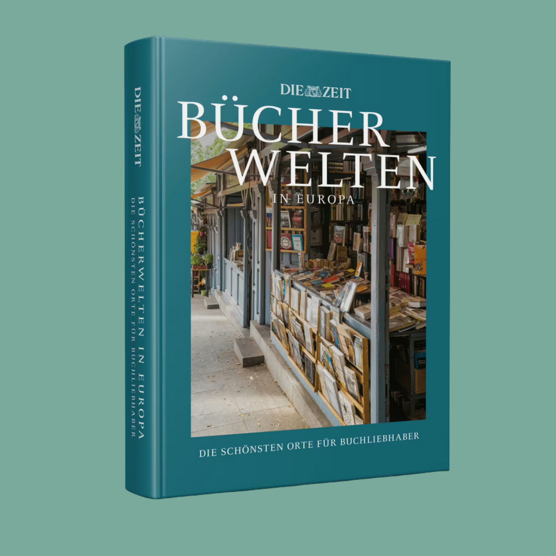 Link zur Kategorie ZEIT Editionen. Die Buchedition 'Bücherwelten in Europa' ist auf dem Bild abgebildet. Das Cover zeigt einen offenen Buchladen im Freien mit zahlreichen aufgestellten Büchern. Der Einband ist in Blaugrün gehalten und der Titel steht prominent in weißen Großbuchstaben.