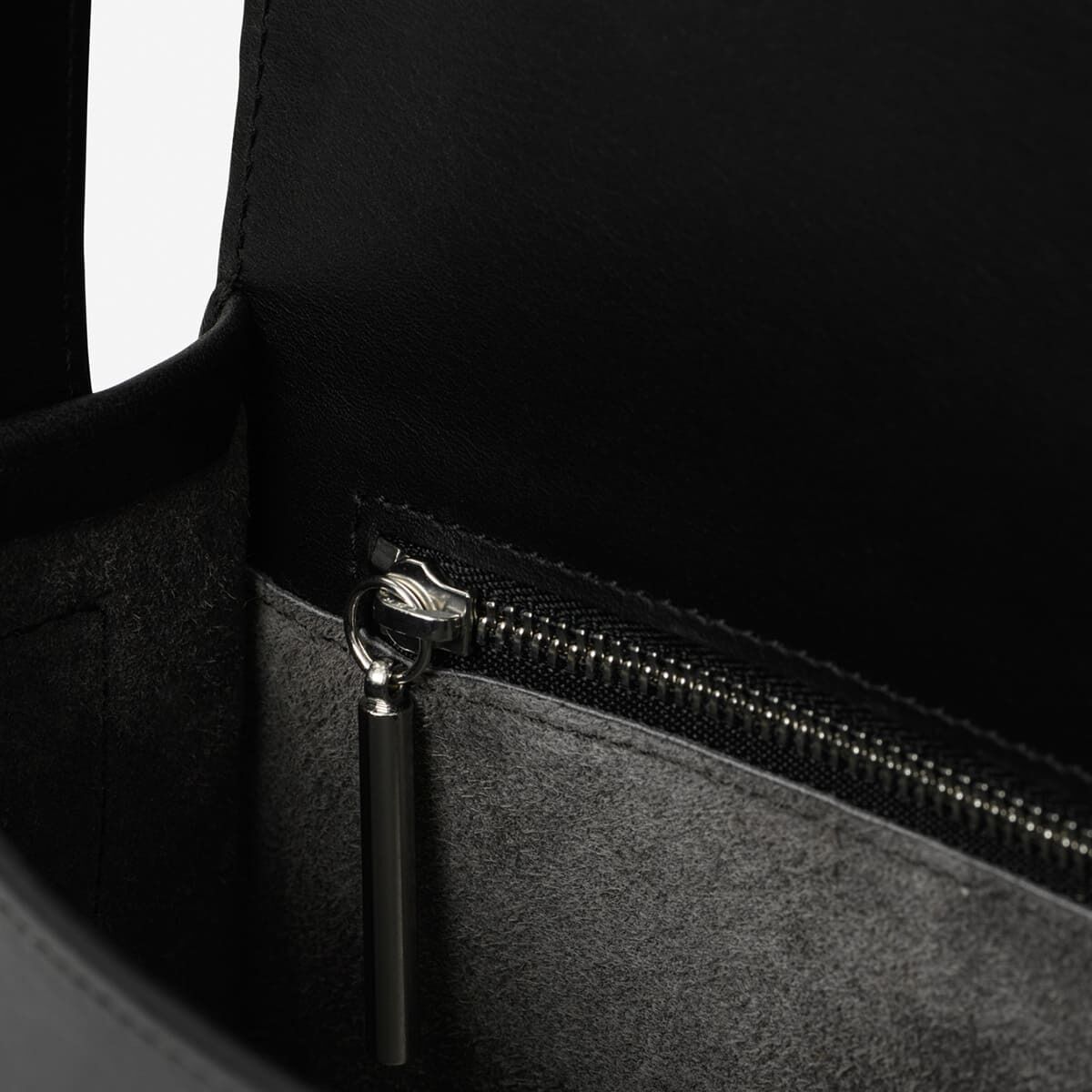 Schultertasche der Sonderedition 'DIE ZEIT 5' zeigt eine hochwertige Verarbeitung aus schwarz grauem Leder mit minimalistischem Design.