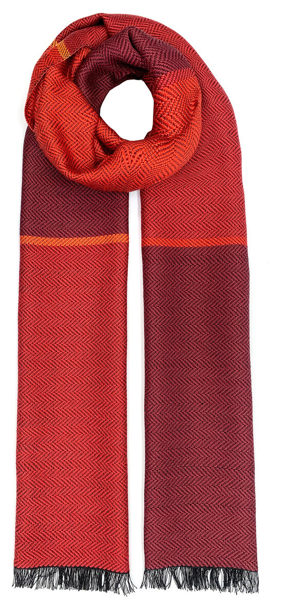 Eleganter Seidenschal mit Fischgratmuster in verschiedenen Rottönen und Streifen aus Orange und Schwarz, perfekt als stilvolles Accessoire für festliche Anlässe oder als Geschenkidee.