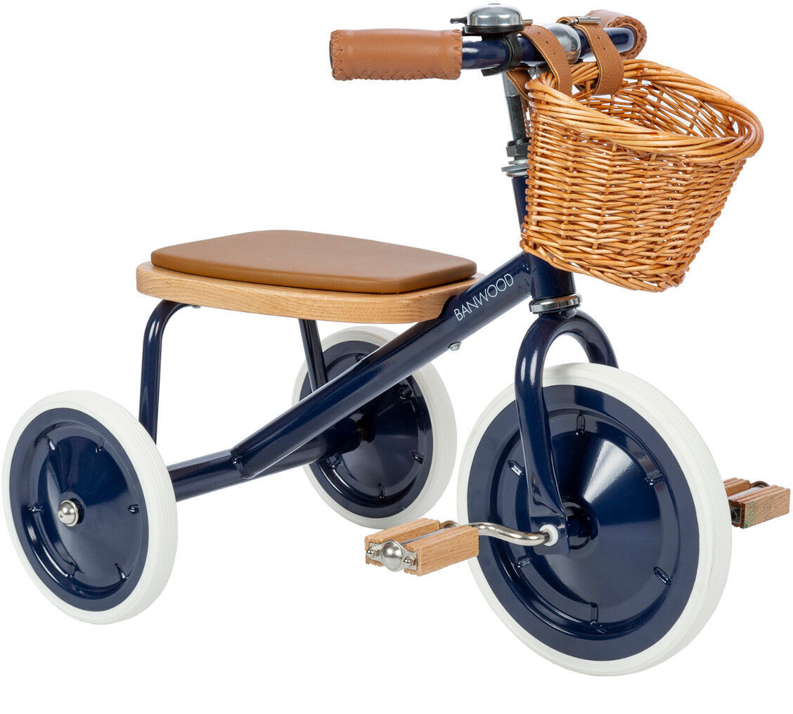 Retro-Dreirad in Blau mit Brauntönen, aus Metall und Holz gefertigt, mit Korb vorne und weißen Reifen. Geeignet für Kinder als Spielzeug, besonders für Outdoor-Aktivitäten.