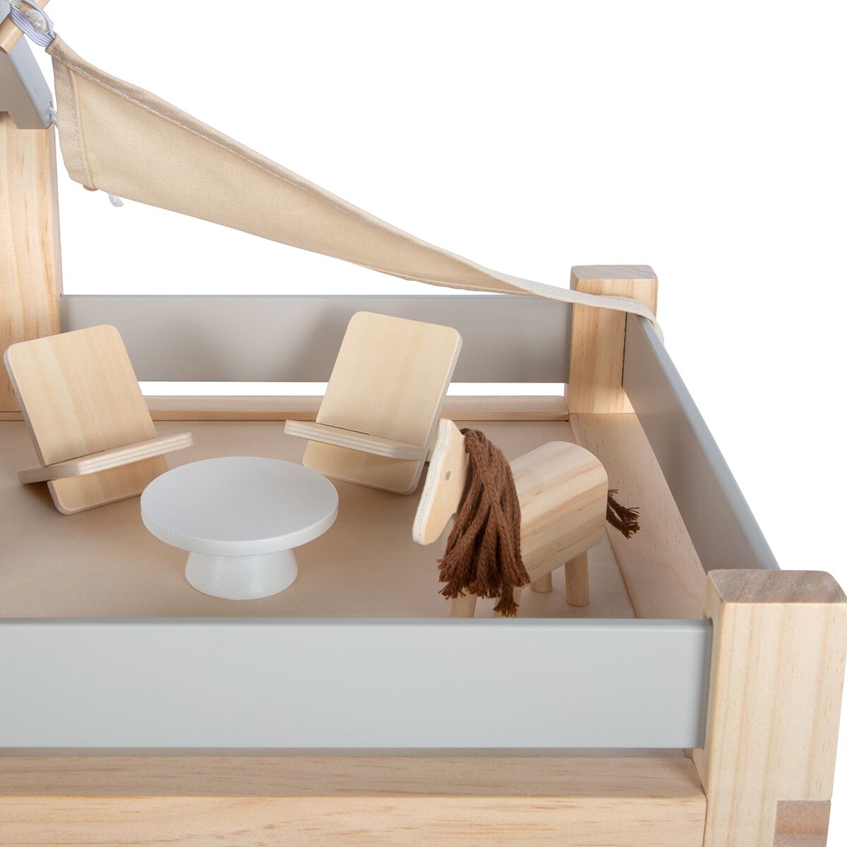 Ein Puppenhaus aus Holz mit minimalistischen Möbeln, darunter zwei Stühle, ein runder Tisch und ein kleines Holzpferd, alles in natürlichen Holz- und Grautönen, geeignet als kreatives und nachhaltiges Spielzeug für Kinder.