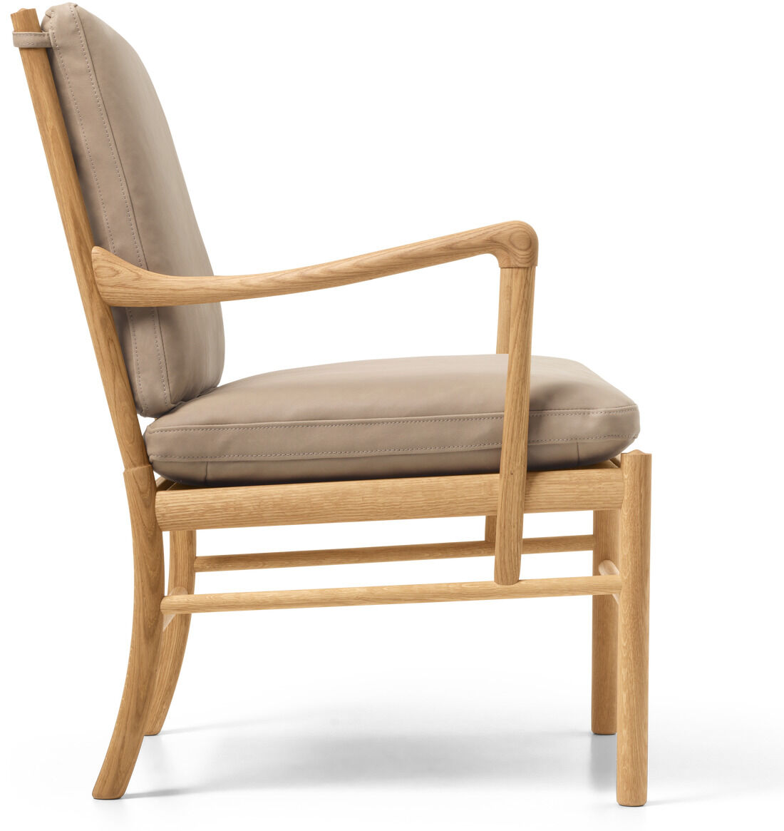 Seitenansicht eines modernen Sessels, Modell OW149 Colonial Chair, mit hellem Holzrahmen und beigefarbener Lederpolsterung, auf weißem Hintergrund. Der Stuhl zeigt klare Linien, skandinavisches Design und hochwertige Verarbeitung. Geeignet als komfortables Möbelstück für Wohnzimmer oder Leseecke.