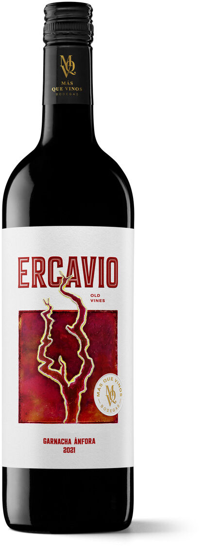 Eine einzelne Flasche spanischer Rotwein Ercavio Garnacha Anfora 2021 vom Weingut Mas Que Vinos mit rotem und goldfarbenem Etikett auf weißem Hintergrund. Die Flasche besitzt einen schwarzen Schraubverschluss.