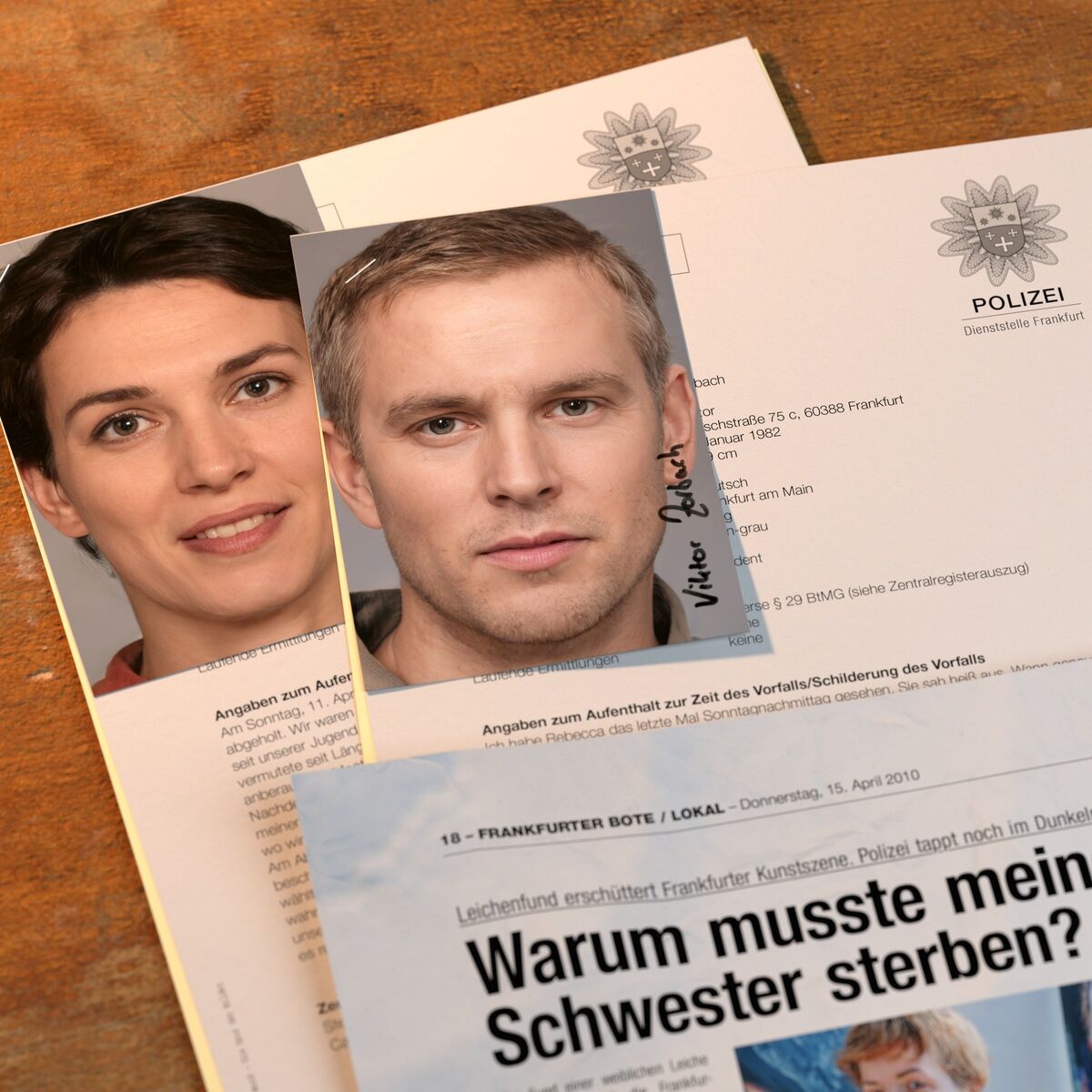 Verschiedene Dokumente und Fotos in einem Krimi-Spiel namens »Akte Mord - Die Spur der Bilder«, wobei zwei Porträtfotos und ein Zeitungsartikel hervorgehoben sind.