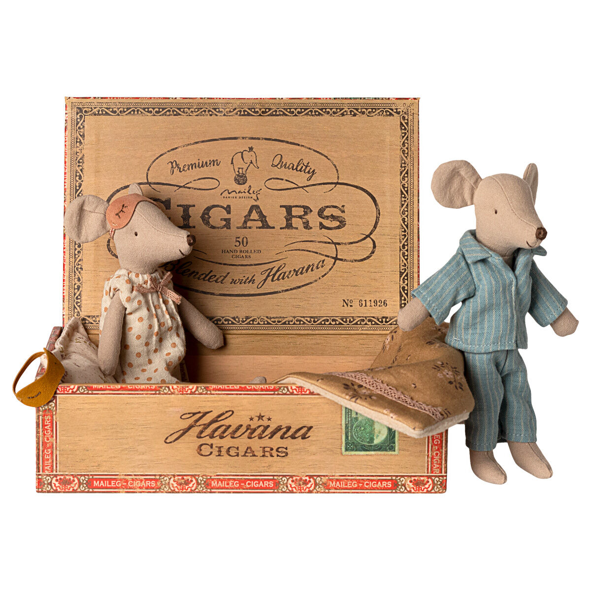 Zwei liebevoll gestaltete Stoffmäuse, dargestellt als Mama und Papa, sitzen und stehen in einer dekorativen Zigarrenkiste mit Aufdruck 'Havana Cigars'. Mama Maus trägt ein geblümtes Kleid und eine Blume am Ohr, Papa Maus ist in einen blauen Pyjama gekleidet. Die Szene wirkt nostalgisch und eignet sich als Spielzeug oder Dekoration für Kinderzimmer.