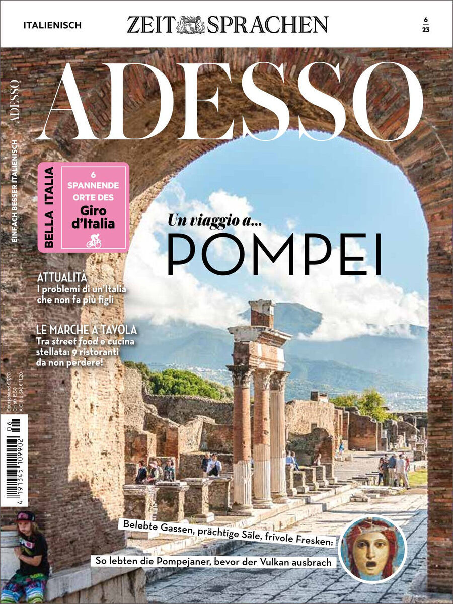 Cover des Adesso Magazins Ausgabe 06/2023 mit dem Titel ‘Un viaggio a... Pompeji’. Im Vordergrund sind die Ruinen von Pompeji zu sehen, eingerahmt von antiken Bögen. Die Hauptfarben des Covers sind Braun, Blau, und Weiß.