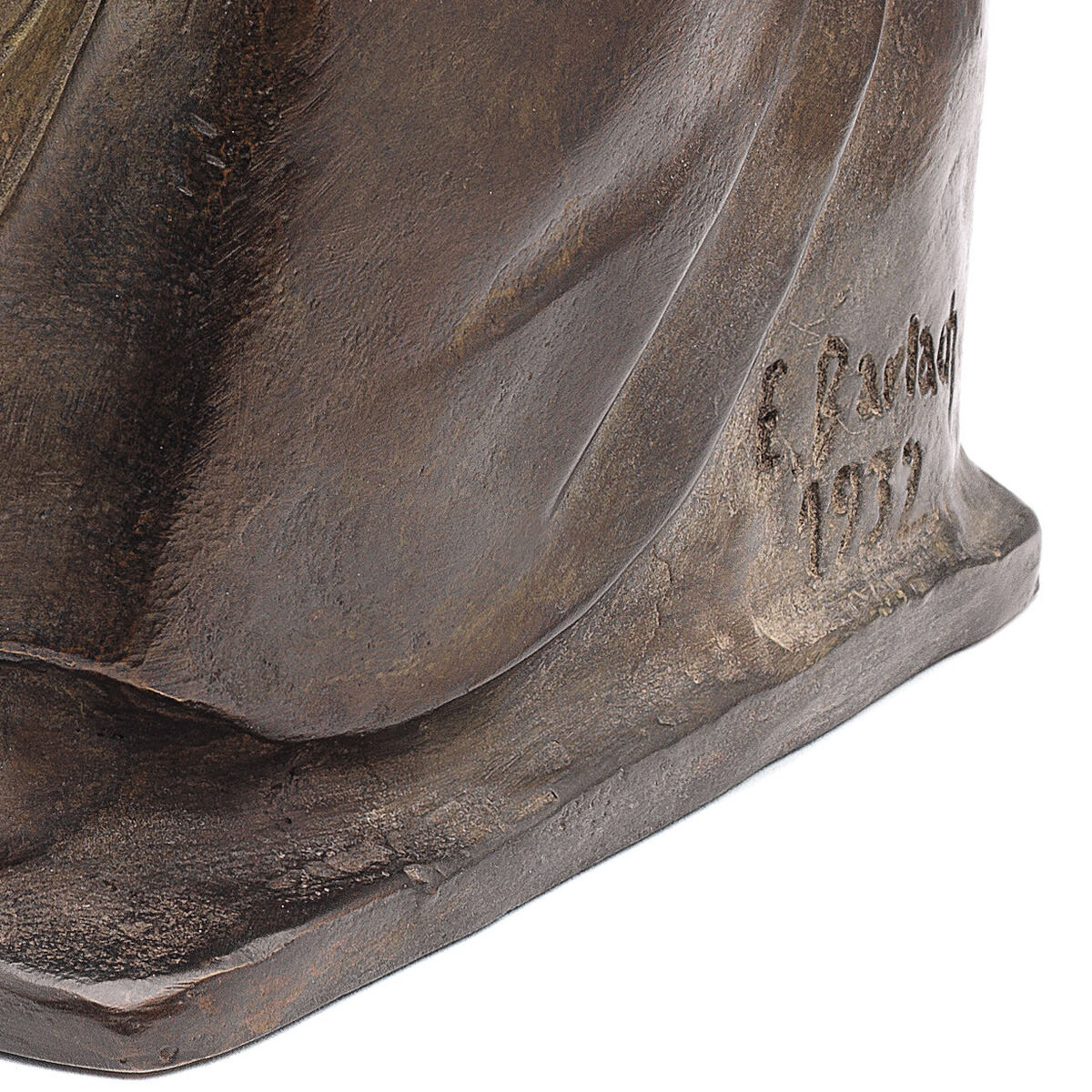 Bronzeskulptur von zwei sitzenden Mönchen, die gemeinsam in ein offenes Buch schauen. Die detailreiche Figurengruppe von Ernst Barlach aus dem Jahr 1932 ist in braunen und metallischen Tönen gehalten und strahlt eine ruhige, besinnliche Atmosphäre aus.