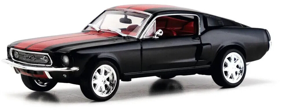 Freigestelltes Modell eines Ford Mustang Fastback von 1967 in Dreiviertelansicht von vorn. Das schwarze Coupé hat zwei breite rote Streifen über Motorhaube und Dach, verchromten Kühlergrill, glänzende silberne Custom-Felgen und ein dunkelrotes Interieur. Weißer Hintergrund mit leichtem Bodenschatten.