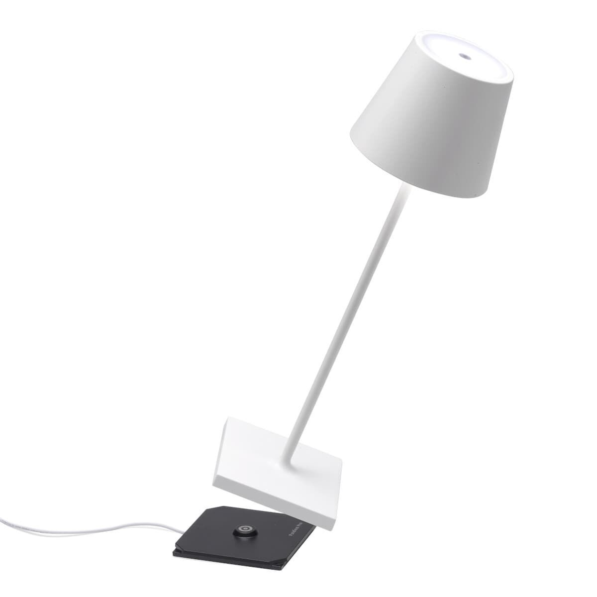 Bild einer modernen LED-Tischlampe »Poldina Pro« mit weißem Lampenschirm und langem Stiel, stehend auf einer schwarzen Basis mit Netzkabel.