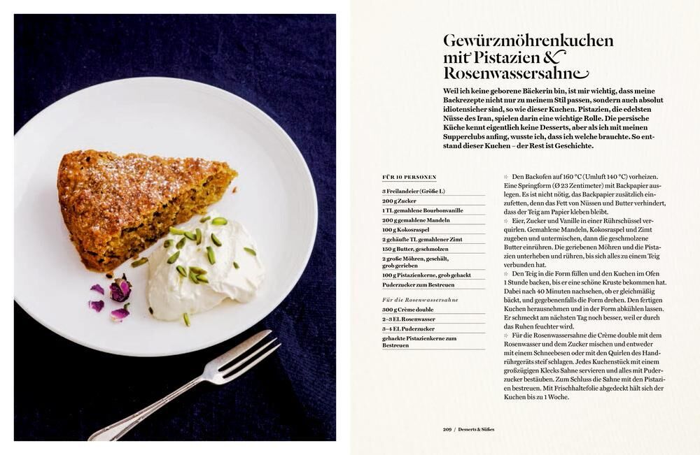 Ein Bild aus dem Kochbuch 'Persiana - 100 Rezepte aus den Küchen des Orients', das eine Seitenansicht eines Gewürzmöhrenkuchens mit Pistazien und Rosenwassersahne auf einem Teller zeigt, daneben ein Rezepttext.