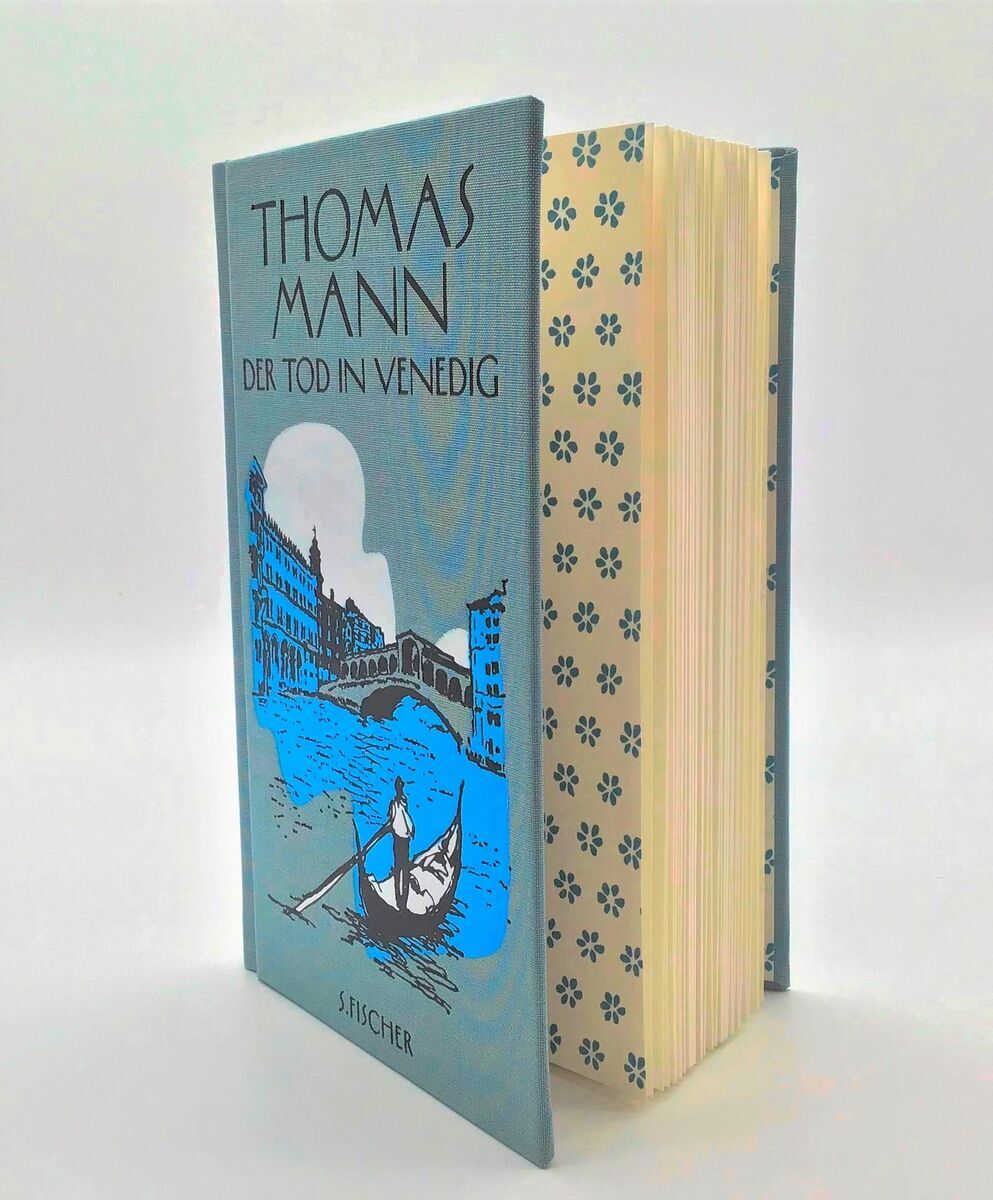 Das Bild zeigt das Buch 'Der Tod in Venedig' von Thomas Mann. Es handelt sich um ein Hardcover-Buch des Fischer Verlags mit einem blauen Einband. Auf dem Cover ist eine Illustration von Venedig mit einem Gondoliere und Gebäuden am Wasser zu sehen. Die Seitenkanten des Buches sind mit kleinen blauen Blumenmustern bedruckt.