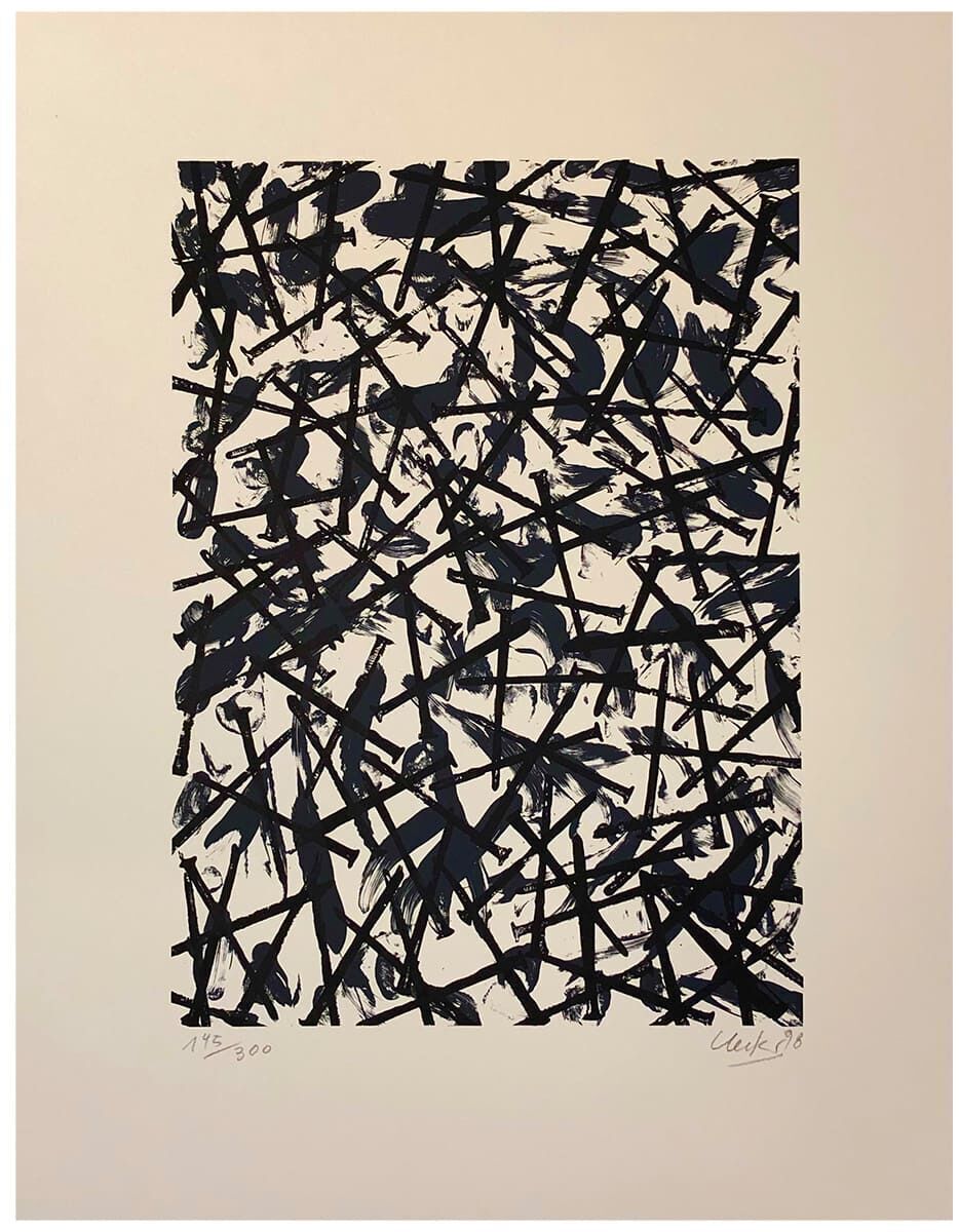 Die abstrakte Kunstarbeit von Günther Uecker, »Verbindungen – Verletzungen«, zeigt komplexe schwarze Striche auf weißem Hintergrund, die ineinander verwebt und überlappend sind. Die Struktur vermittelt Dynamik und Tiefe.