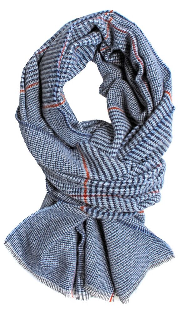 Gefalteter Merino-Schal 'Henry' in verschiedenen Blautönen mit feinem Karomuster sowie dezenten weißen, grauen und roten Akzentstreifen. Der Winterschal wirkt weich, kuschelig und eignet sich als wärmendes Accessoire für kühle Tage.