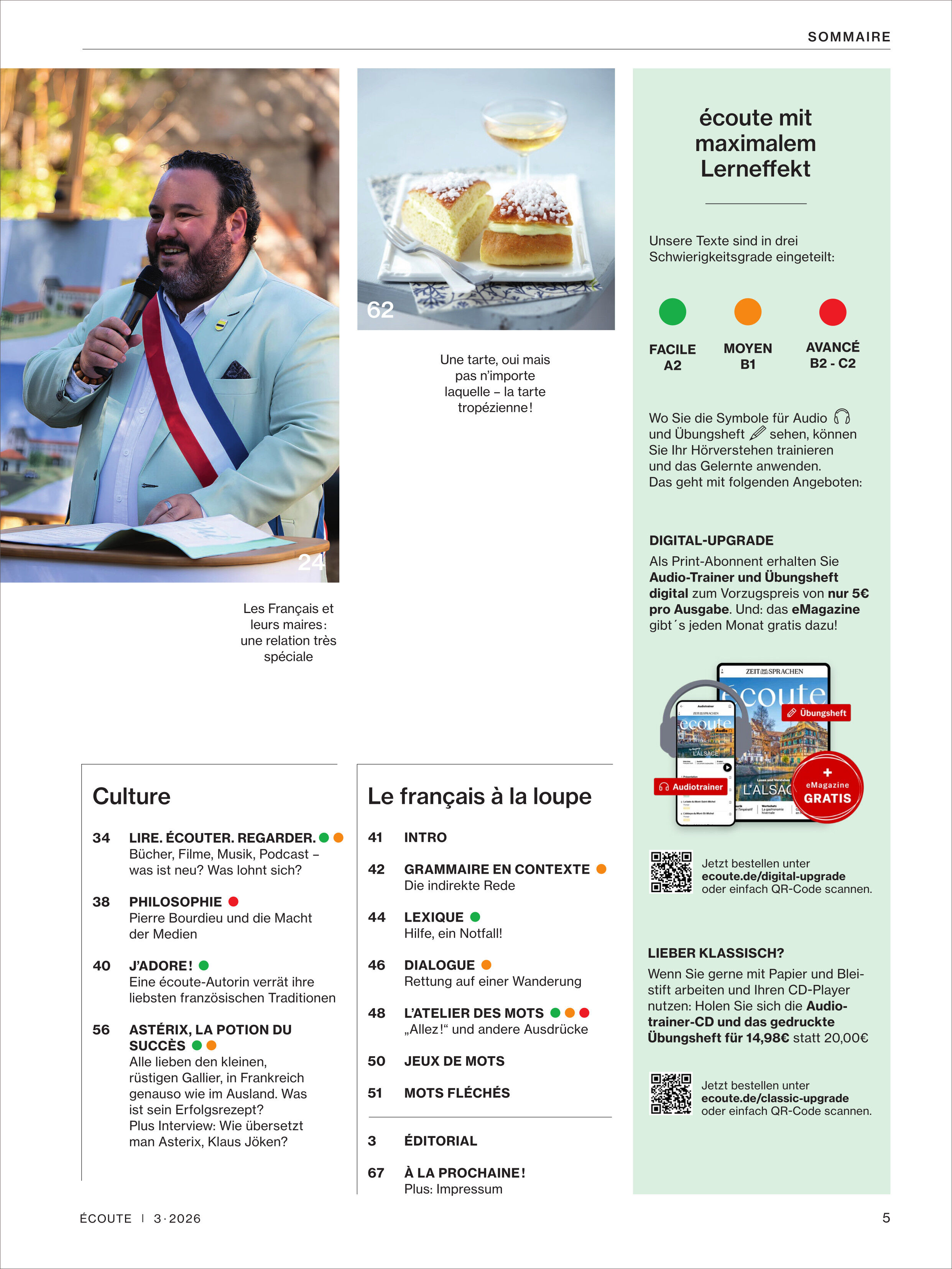 Detailreiche Seite aus dem Écoute Magazin 3/2026 von Spotlight Verlag. Links ein Mann im blauen Sakko mit französischer Schärpe am Mikrofon, dahinter unscharfer Naturhintergrund. Rechts kulinarisches Foto: Tarte mit Sahnetupfer auf einem Teller, daneben Infos zu Artikeln, Lernstufen und Digitale-Angeboten. Unten strukturierte Inhaltsübersicht, klar gegliedert.