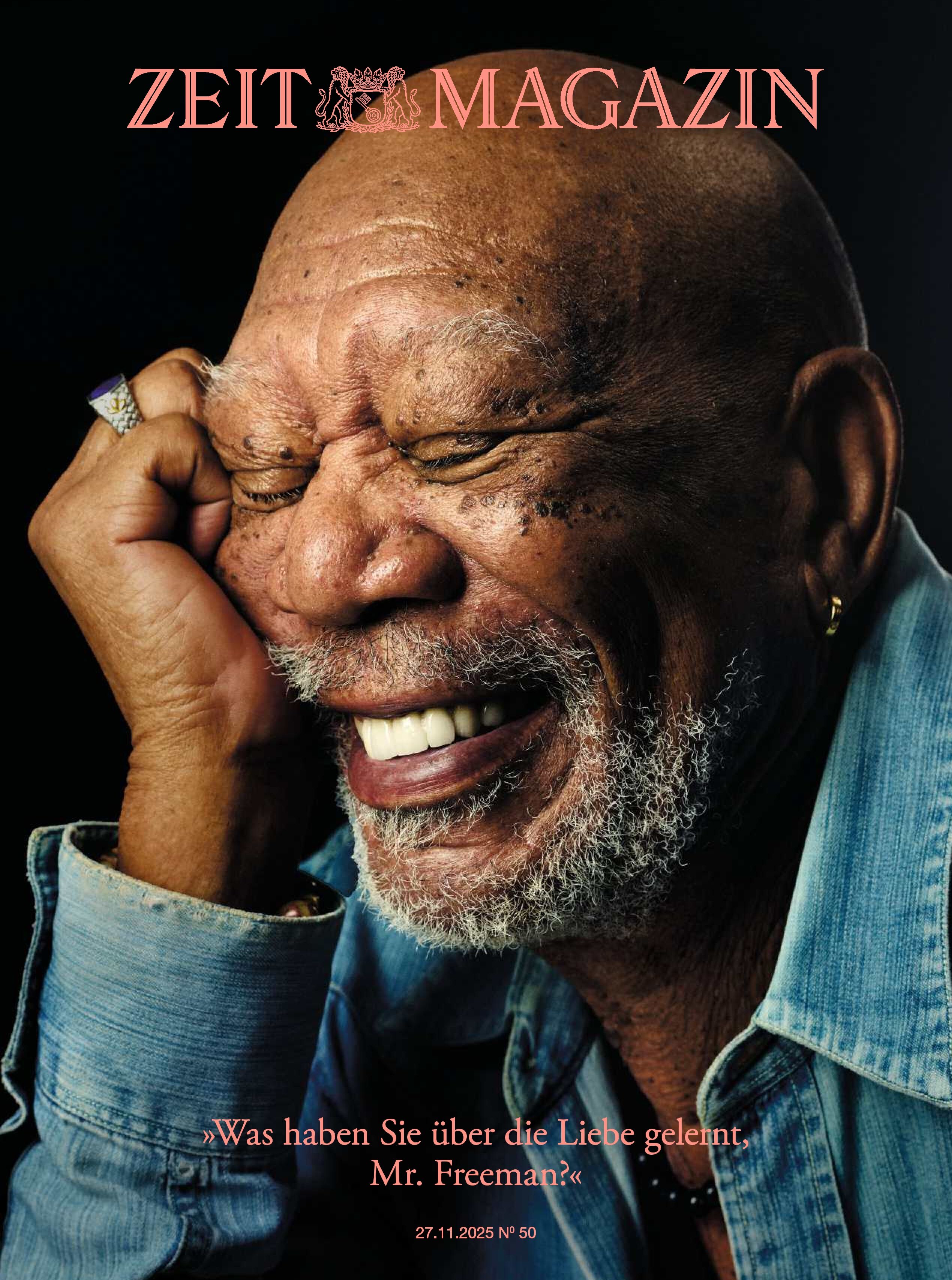 Das Titelbild des ZEIT Magazins zeigt einen älteren Mann mit weißem Bart, der herzlich lacht. Er trägt eine Jeansjacke und mehrere goldene Ringe. Der Hintergrund ist schwarz, das Magazinlogo in rosa Schrift. Unten steht die Frage: „Was haben Sie über die Liebe gelernt, Mr. Freeman?“