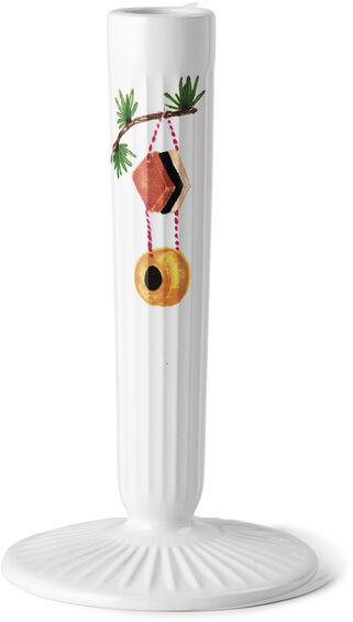 Ein eleganter Weißer Kerzenständer aus der Hammershøi-Kollektion von Kähler Design. Der Kerzenständer ist aus Porzellan gefertigt und mit einem handbemalten Dekor verziert, welches Weihnachtsmotiv in Grün, Rot und Gold darstellt.