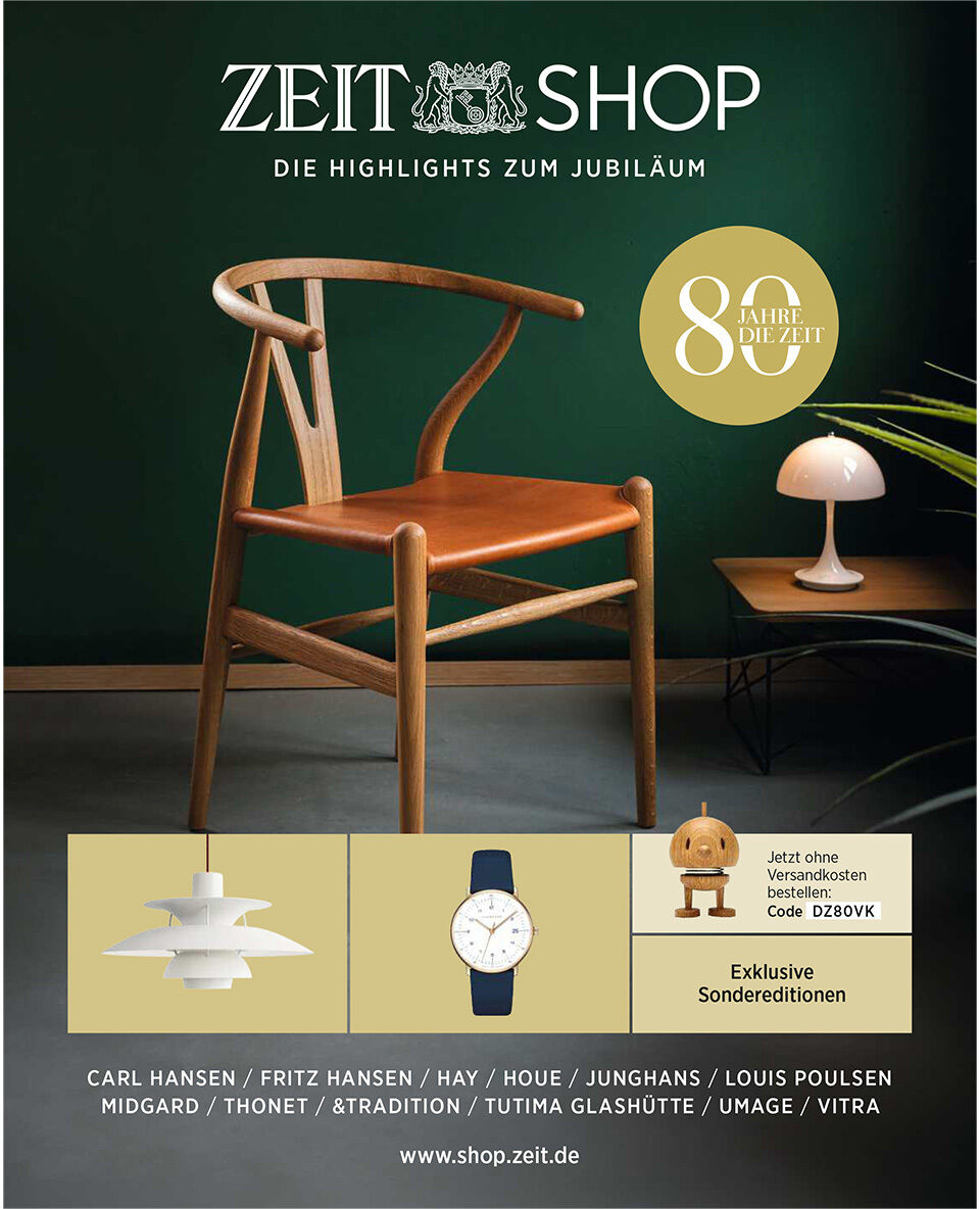 Cover des Katalogs 'Jubiläum 80 Jahre ZEIT' von DIE ZEIT. Zentral ein moderner Holzstuhl vor grünem Hintergrund, unten Produktbilder einer Lampe, Uhr und Figur. Goldene Jubiläumsplakette, weiße Schrift und hochwertige Inszenierung moderner Designobjekte, dekorative Tischlampe.